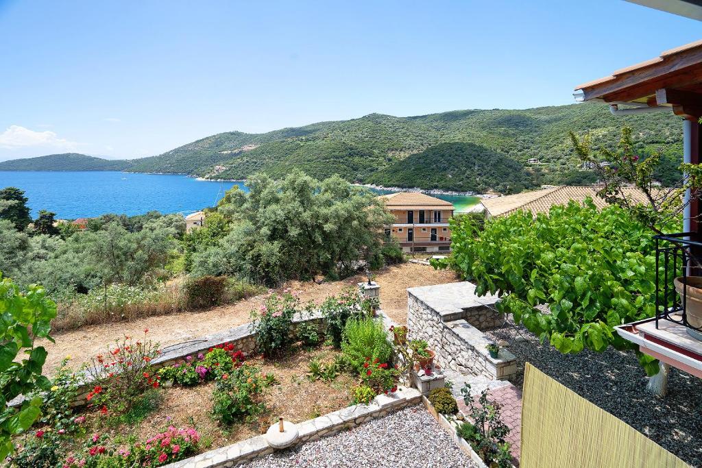 Una vista de un jardín con una casa y el agua. en Vardia studio A, en Mikros Gialos