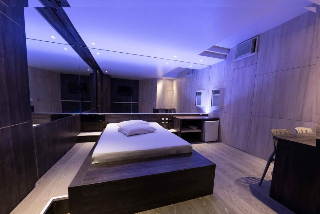  Snob Motel (Adult Only)
