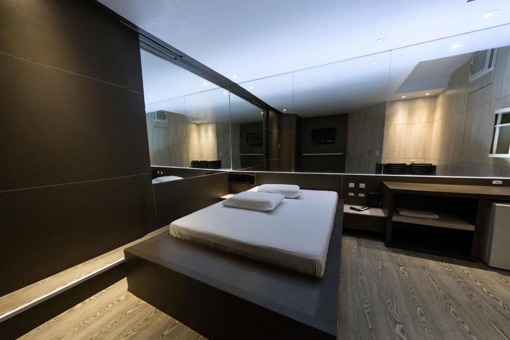  Snob Motel (Adult Only)