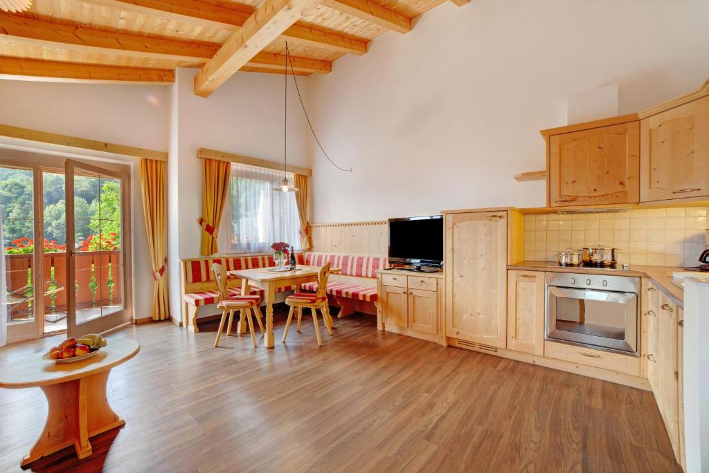 Η κουζίνα ή μικρή κουζίνα στο Obermoarhof Hirzer