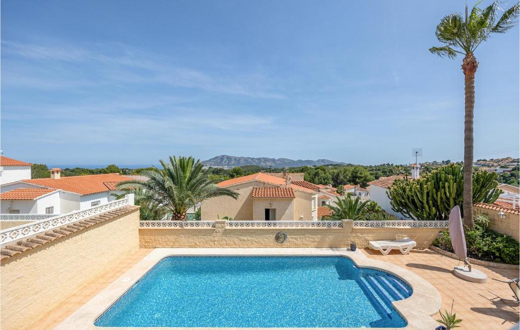 ein Swimmingpool vor einem Haus in der Unterkunft Cozy Apartment In Cautivador With Wifi in Cautivador