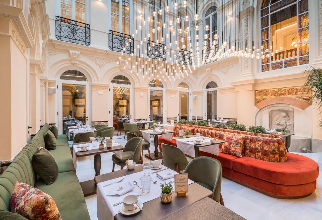 Posezení v ubytování Palacio Gran Vía, a Royal Hideaway Hotel