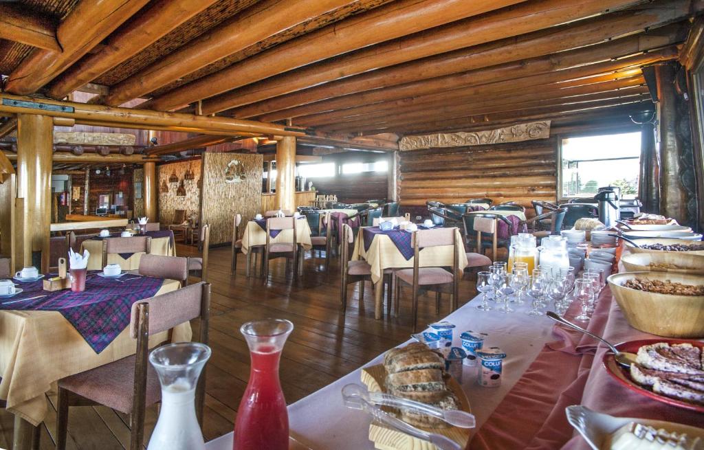a dining room with tables and chairs in a restaurant at Panamericana Hotel Ancud in Ancud