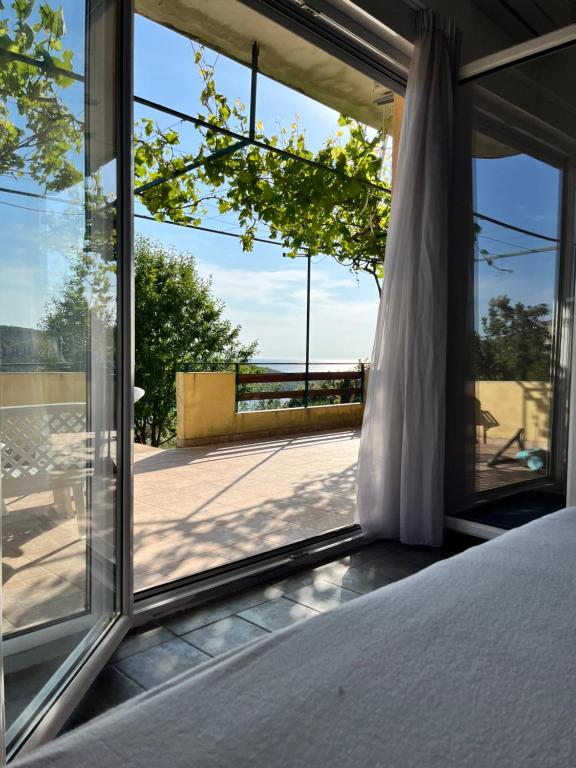 sypialnia z oknem z widokiem na patio w obiekcie Apartman DAN w mieście Bigova