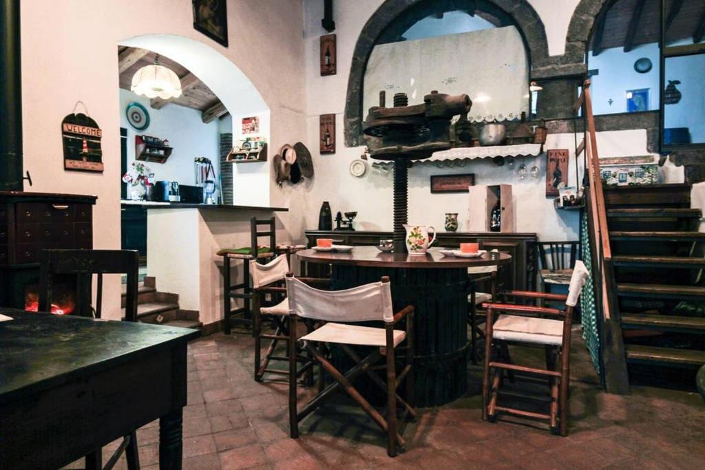 Una habitación con sillas y una mesa en una tienda. en Wine House 1850, en Puntalazzo
