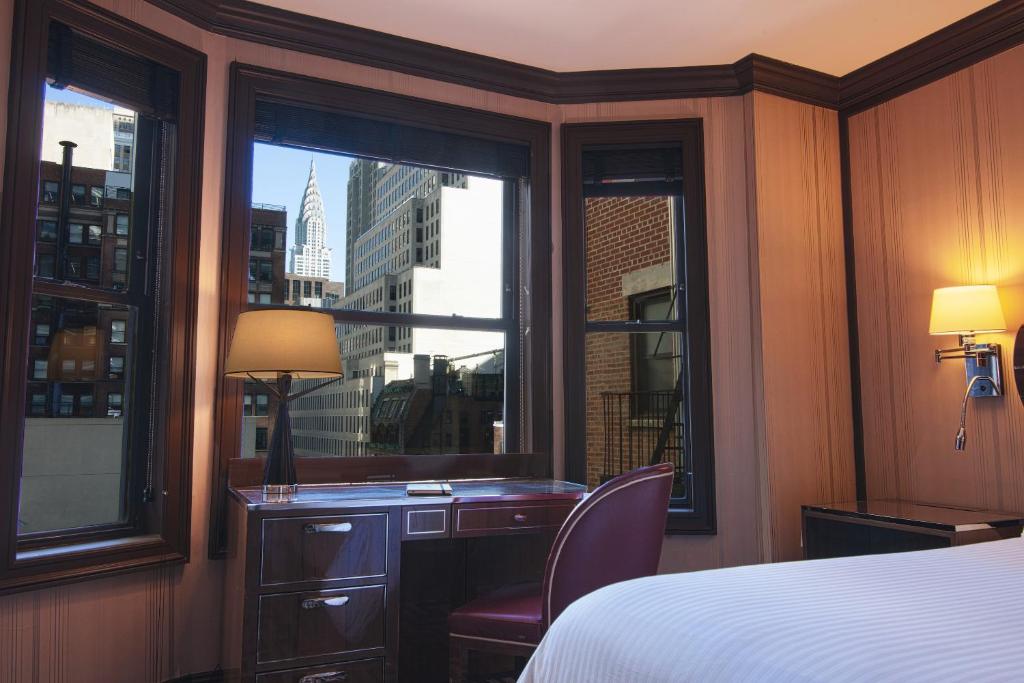 Iroquois New York Times Square - Premium 1 Queen Bed Chrysler View