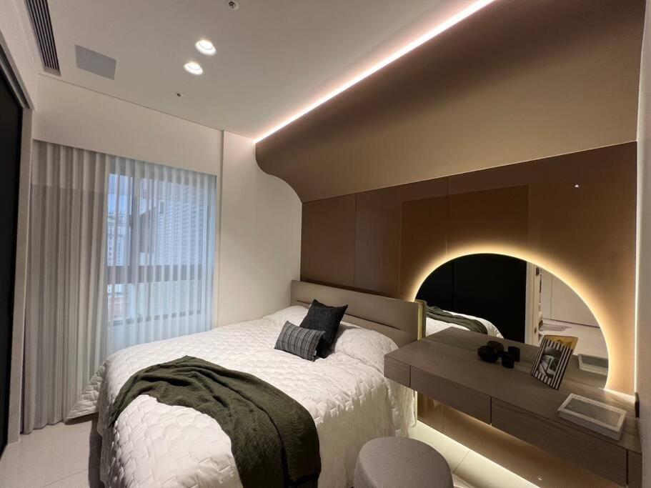 Postel nebo postele na pokoji v ubytování Enjoy Live 享住 台中公寓式住宿