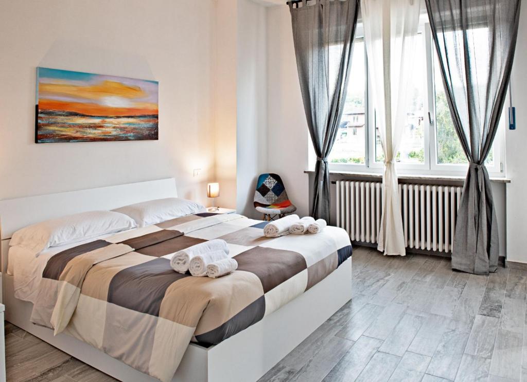 1 dormitorio con 1 cama grande y toallas. en “villa Francesco”, en Nizza Monferrato