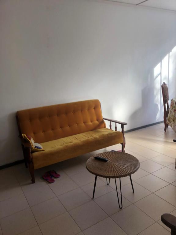 Appartement modeste au centre ville, tramway - Three-Bedroom Apartment