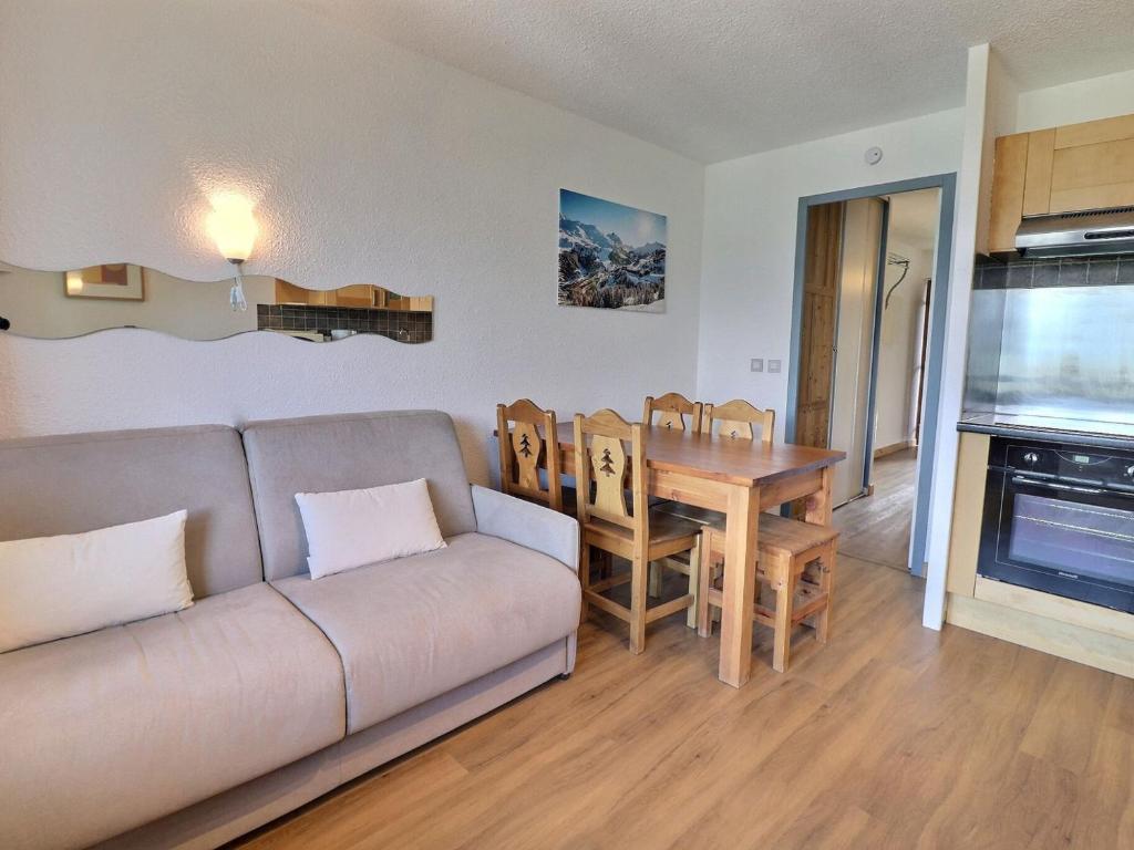 salon z kanapą i stołem w obiekcie Appartement La Tania 4 pers, skis aux pieds, 2 pièces, balcon, résidence Grand Bois A - FR-1-182A-19 w Courchevel