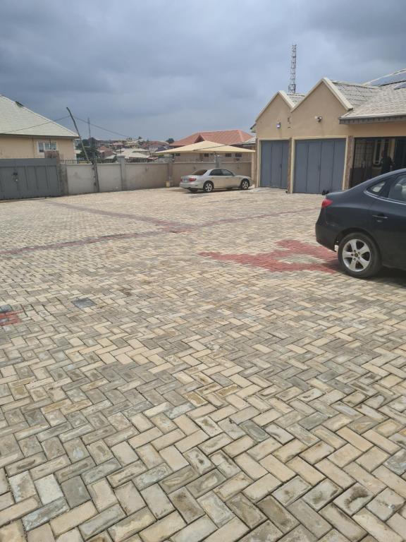 um parque de estacionamento com um carro estacionado numa garagem em koka em Ibadan