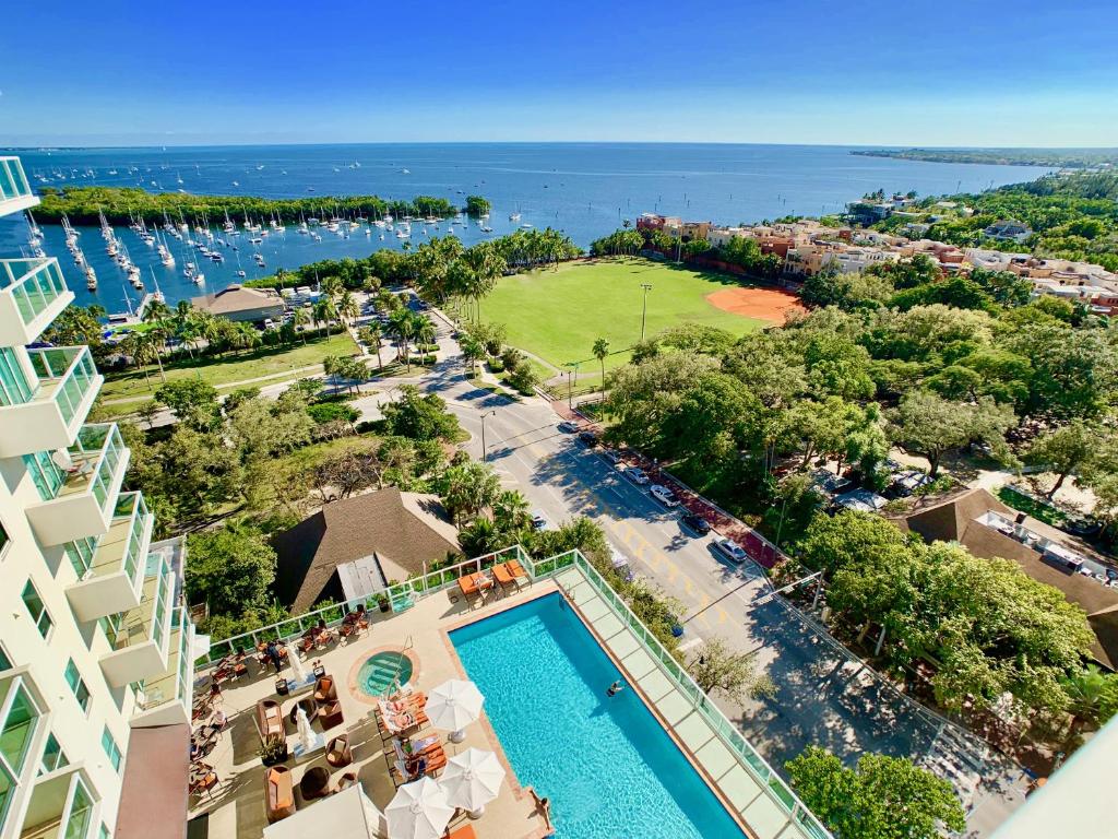 einen Luftblick auf ein Resort mit einem Pool in der Unterkunft Spectacular Views in Bayfront Coconut Grove in Miami