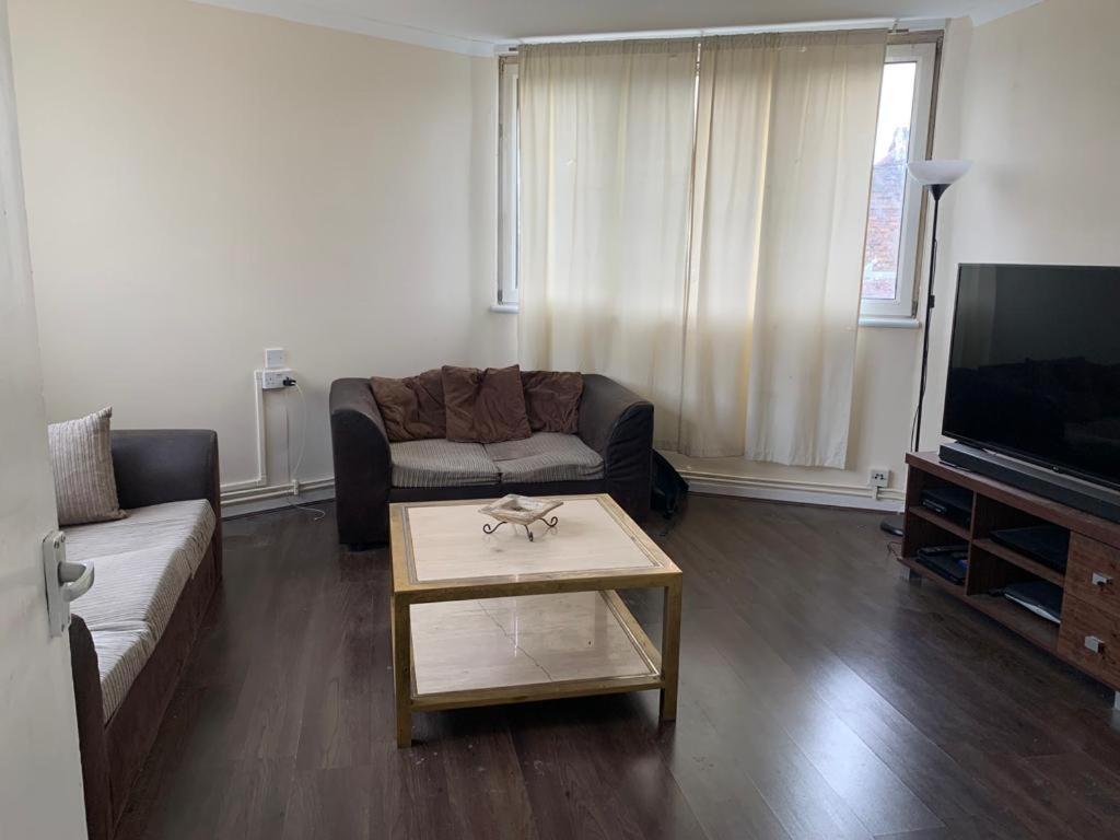 een woonkamer met een bank en een salontafel bij 1 Bed Apartment, Close to station in Londen