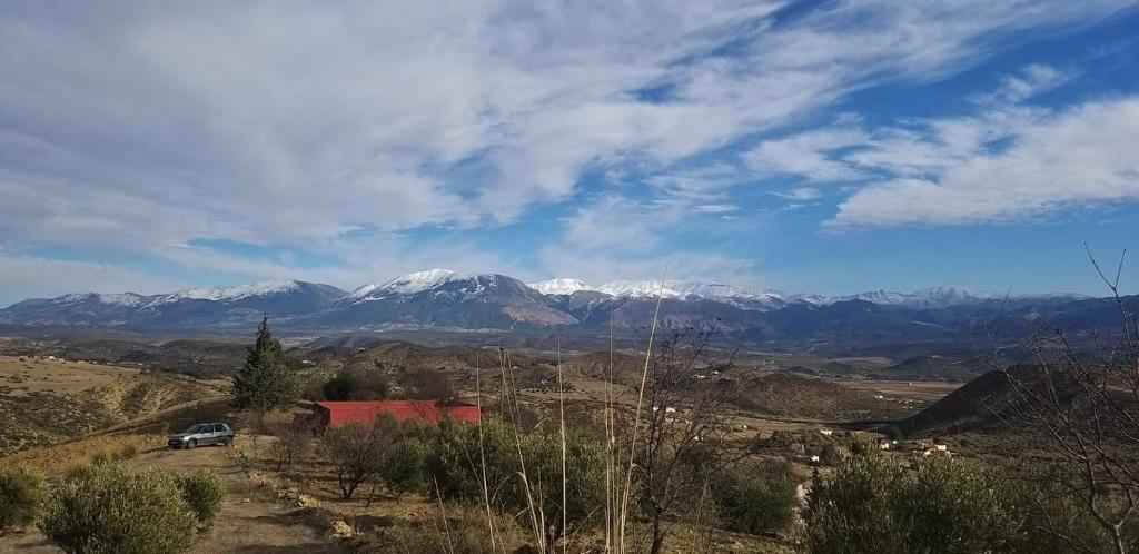 Genel bir dağ manzarası veya in lodgen çekilmiş bir dağ manzarası