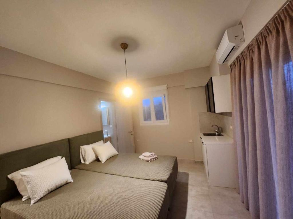 Postel nebo postele na pokoji v ubytování Giotis Apartments