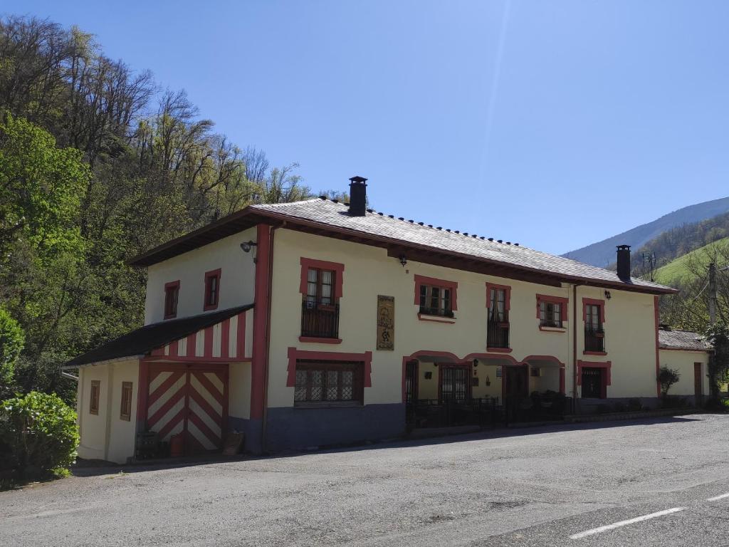 un edificio con una bandera pintada a un lado. en Casa de Aldea La Pescal en La Pescal