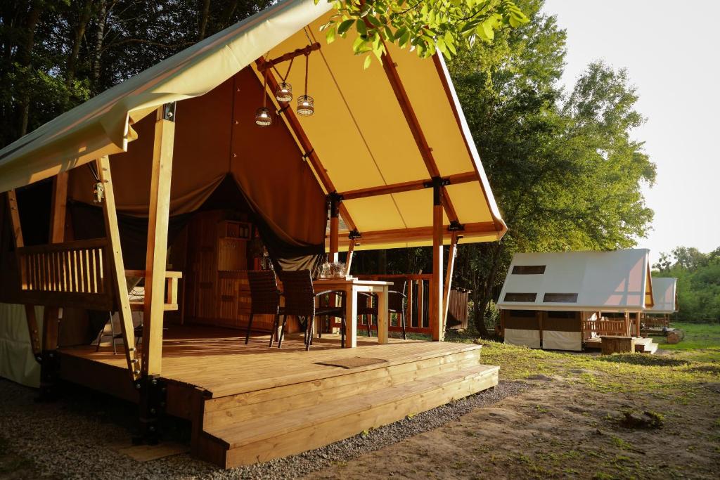 Budova, kde se the luxury tent nachází