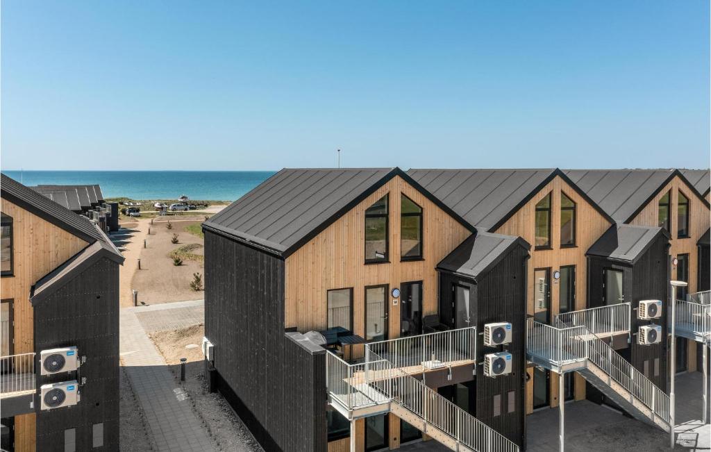 uma vista aérea de uma fila de casas na praia em Havnehusene, Lejl, 58 em Slagelse