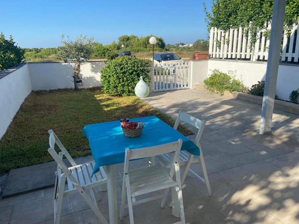 un tavolo blu e 2 sedie su un patio di Villino Monte Sant'Angelo a Otranto