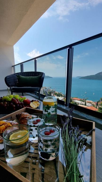stół z miskami jedzenia i widokiem na ocean w obiekcie Novi Hills w mieście Herceg Novi