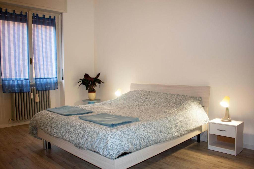 Dormitorio con cama, lámpara y planta en Casa Manolo Corsico Navigli Suite Apartment Milan en Corsico