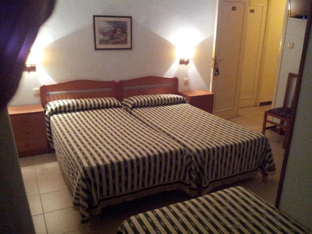 Postel nebo postele na pokoji v ubytování Hostal El Centro