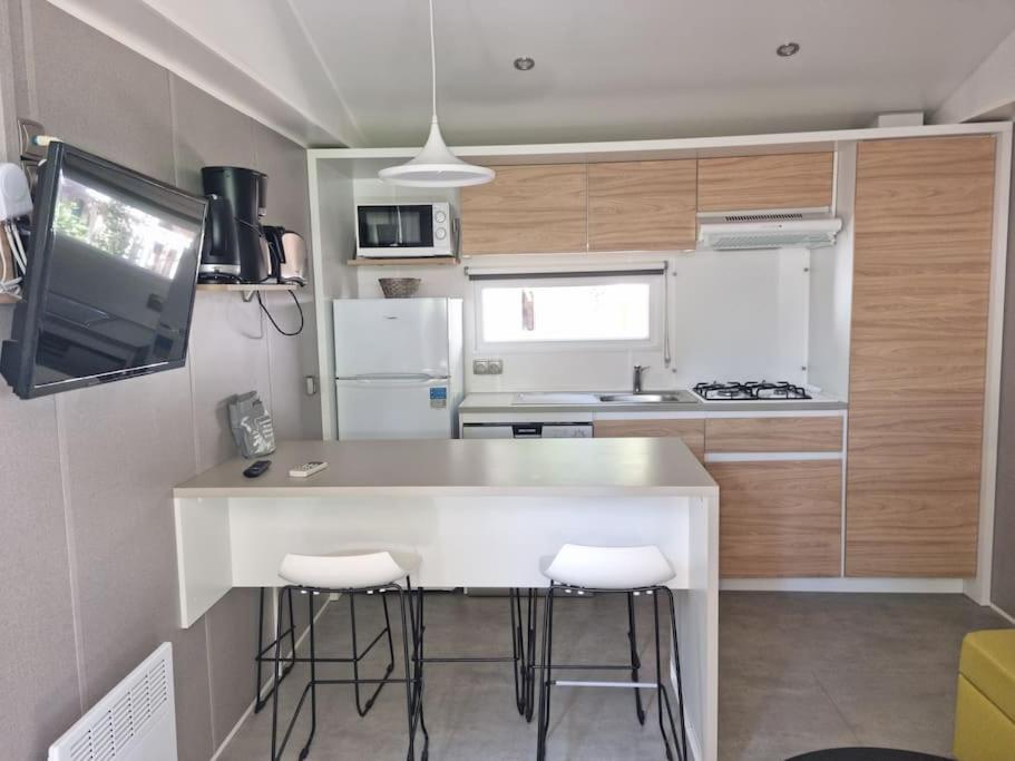 Η κουζίνα ή μικρή κουζίνα στο Location d'un mobil-home de 35 m² au Camping Les Sables d'Or - 4 étoiles avec grand parc aquatique