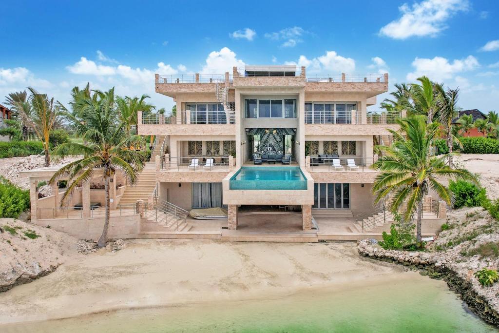 Bazén v ubytování Luxurious 12-Bedroom Cap Cana Villa with Private Beach & Full Staff nebo v jeho okolí
