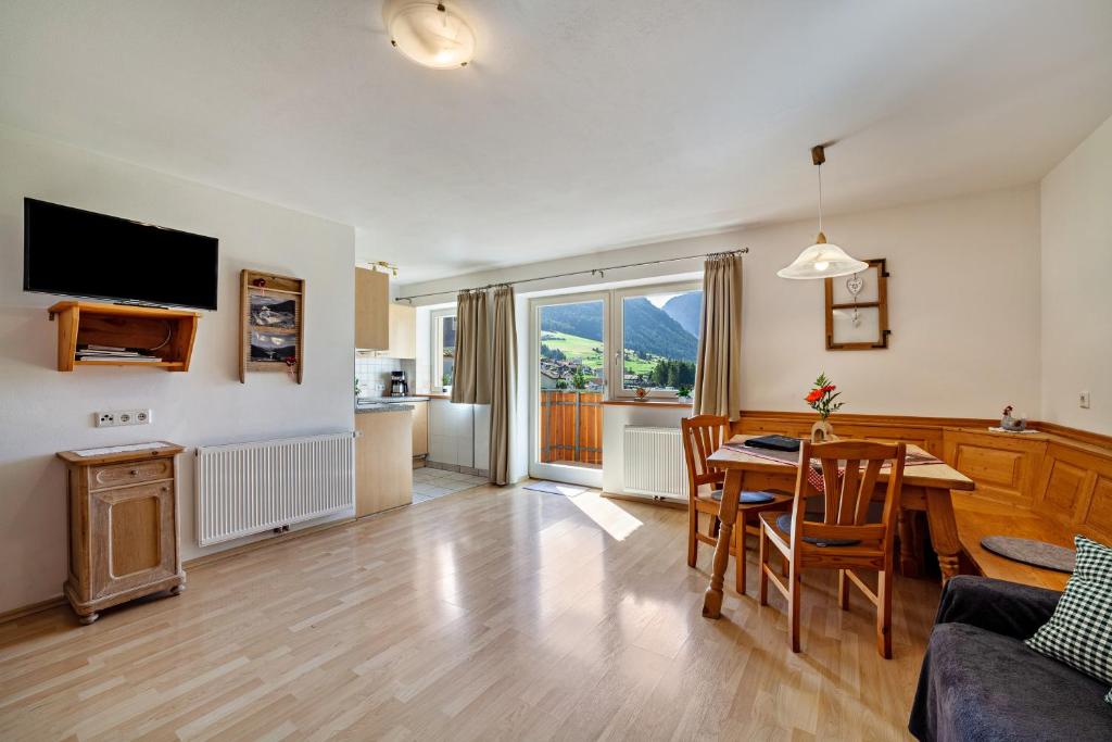 a living room with a table and a dining room at Mühlanderhof Apt Endkopf in Resia