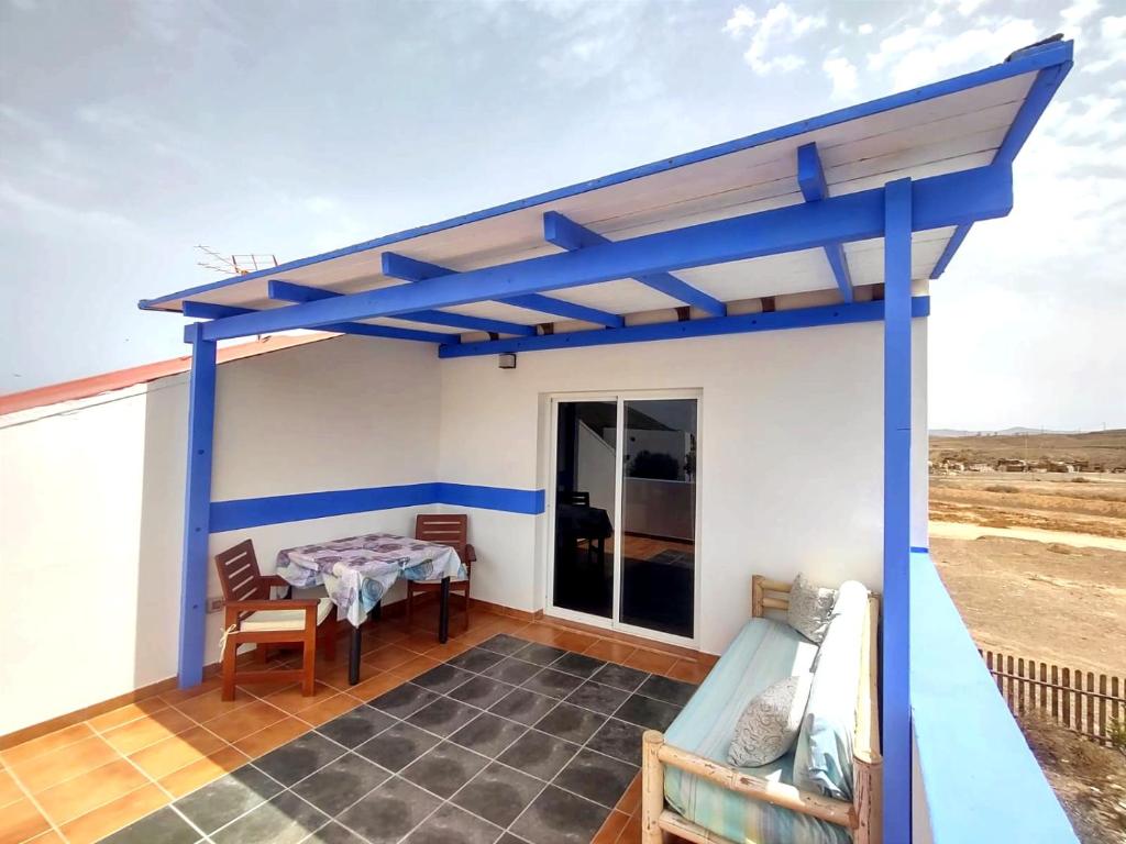 patio con pergolato blu e tavolo di Suite Estrella Azul a Gran Tarajal