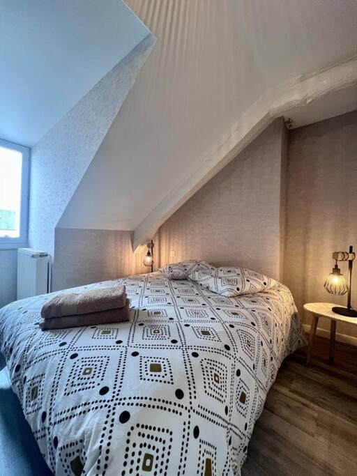a bedroom with a large bed with a white comforter at Élégante &amp; Design Casa Churchill - Brive Centre in Brive-la-Gaillarde