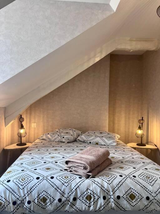 a bedroom with a white bed with two lamps at Élégante &amp; Design Casa Churchill - Brive Centre in Brive-la-Gaillarde