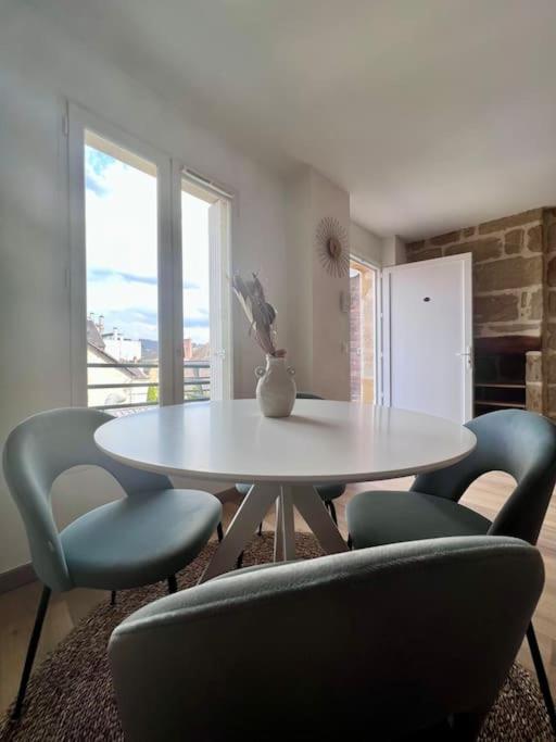 a white table and chairs in a room with a window at Élégante &amp; Design Casa Churchill - Brive Centre in Brive-la-Gaillarde