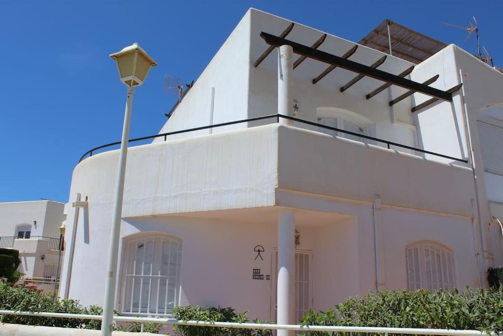 un edificio blanco con una luz de la calle delante de él en Casa Wilphi - Mojacar en Mojácar