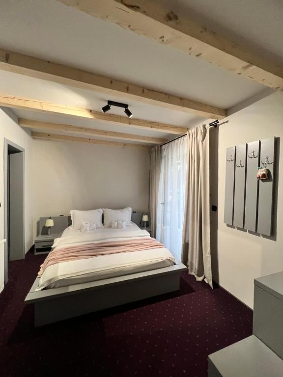 een slaapkamer met een groot bed in een kamer bij Garden Retreat in Bran
