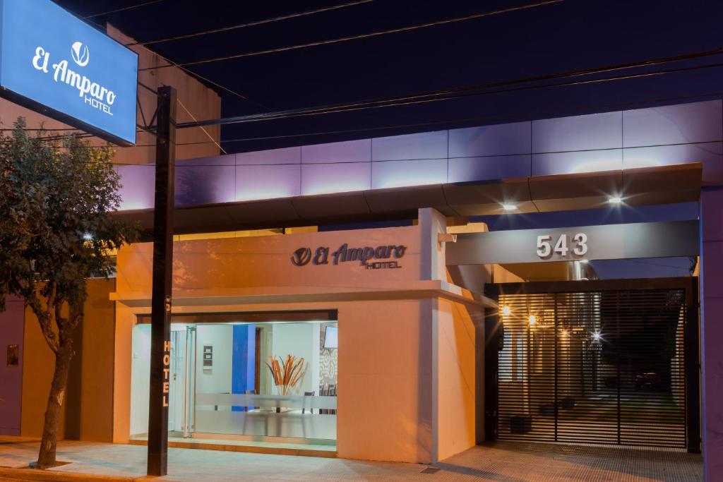 una tienda frente a un edificio por la noche en El Amparo Hotel en San Luis