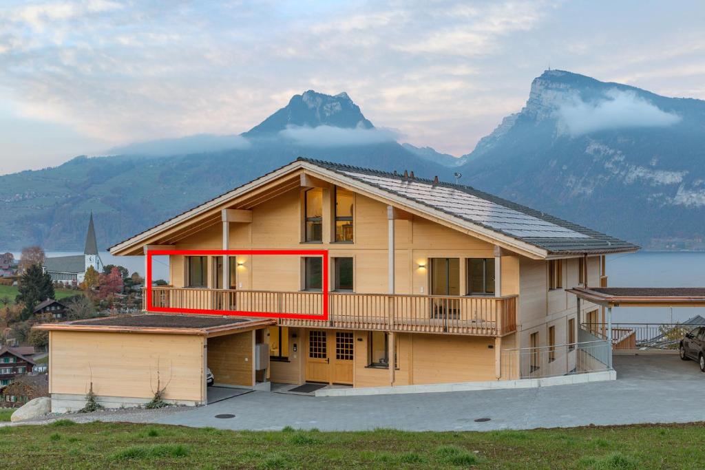 een huis met uitzicht op een berg bij Niesen in Spiez