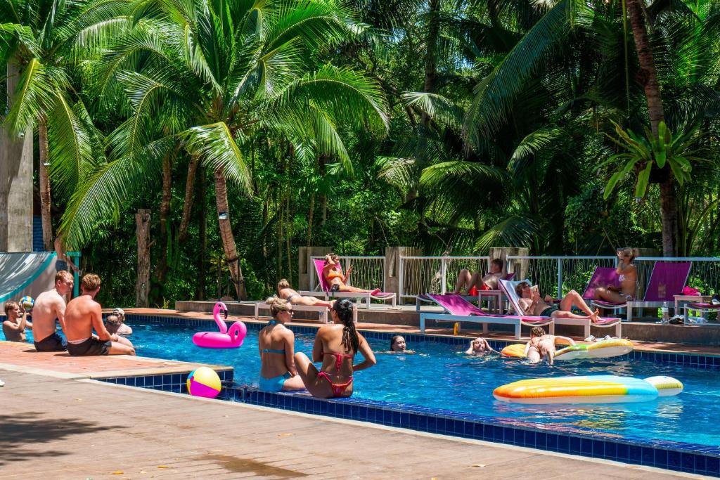 een groep mensen in het zwembad van een resort bij Nomads Ao Nang in Ao Nang Beach