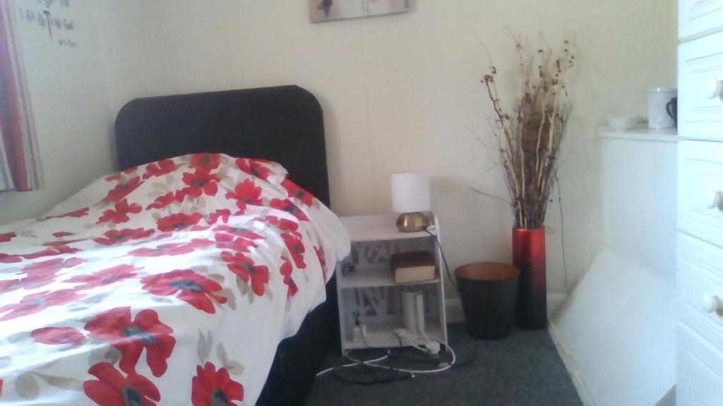 Rúm í herbergi á Small but bright single room not far from City Centre