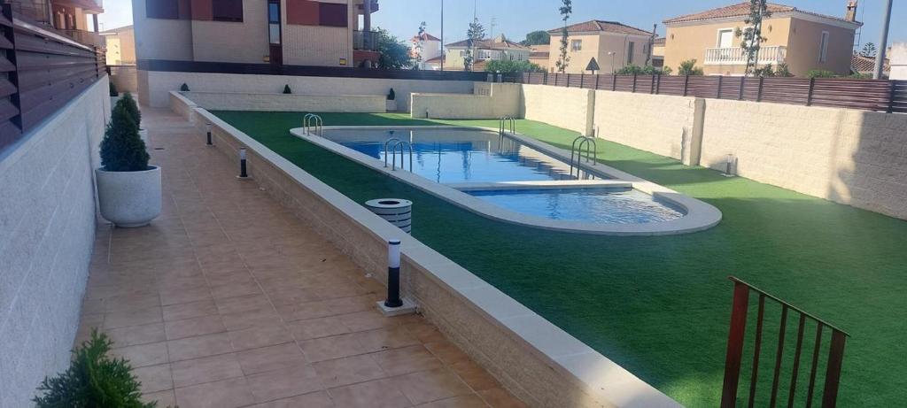 una piscina al lado de un edificio en Apartamento Saldonar en Vinarós