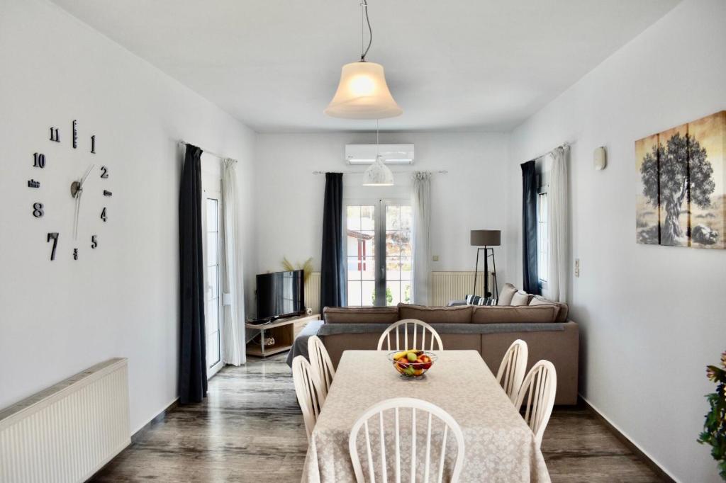 Posedenie v ubytovaní Cozy Renovated Apartment "Filoxenia"