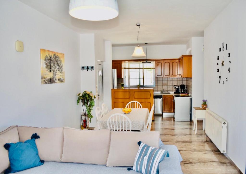 Kuchyňa alebo kuchynka v ubytovaní Cozy Renovated Apartment "Filoxenia"