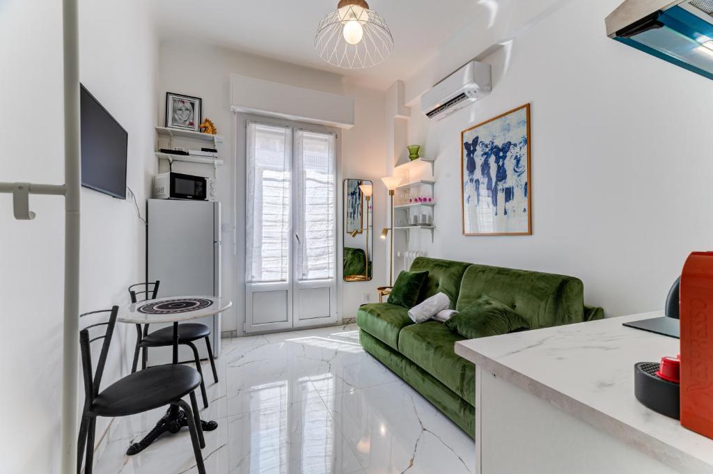 un salon avec un canapé vert et une table dans l'établissement Hérold - Wifi, AC, Balcony, 2 pers, à Nice