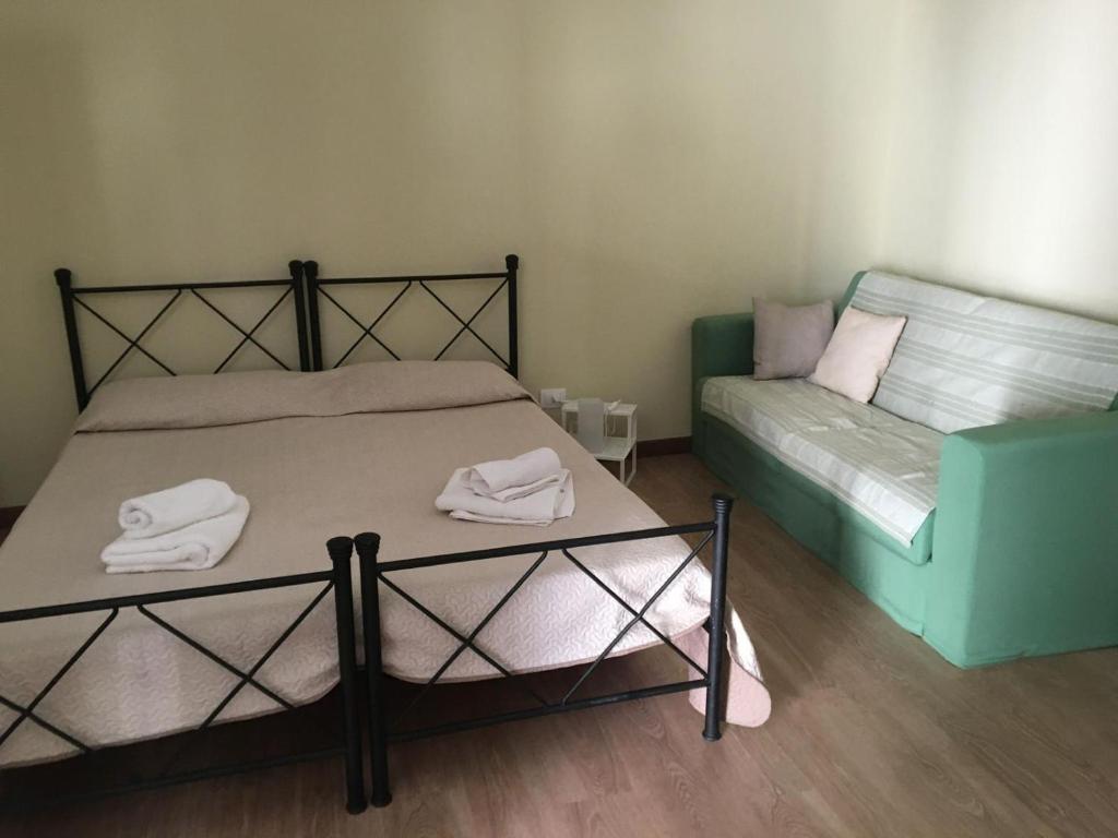 a small bedroom with a bed and a couch at Casa Vacanze Rio Casaletto in Casaletto Spartano
