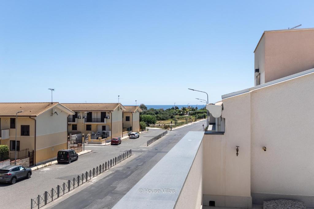 einen Blick vom Balkon eines Apartmentgebäudes in der Unterkunft House & Villas - Boutique Apartments in Avola