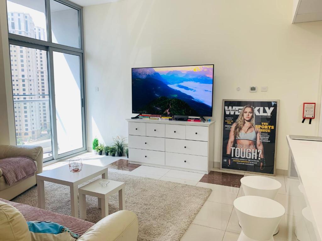 TV a/nebo společenská místnost v ubytování Vacation Home Dubai Marina