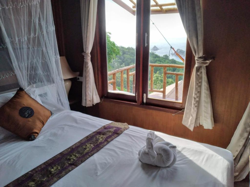 Postel nebo postele na pokoji v ubytování Tree House Bungalows Koh Tao