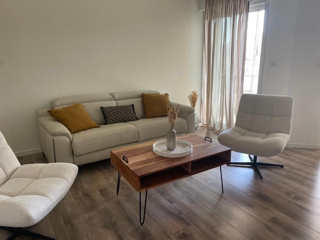 - un salon avec un canapé, deux chaises et une table basse dans l'établissement Appartement T3, dernier étage, vue dégagée, à Ajaccio