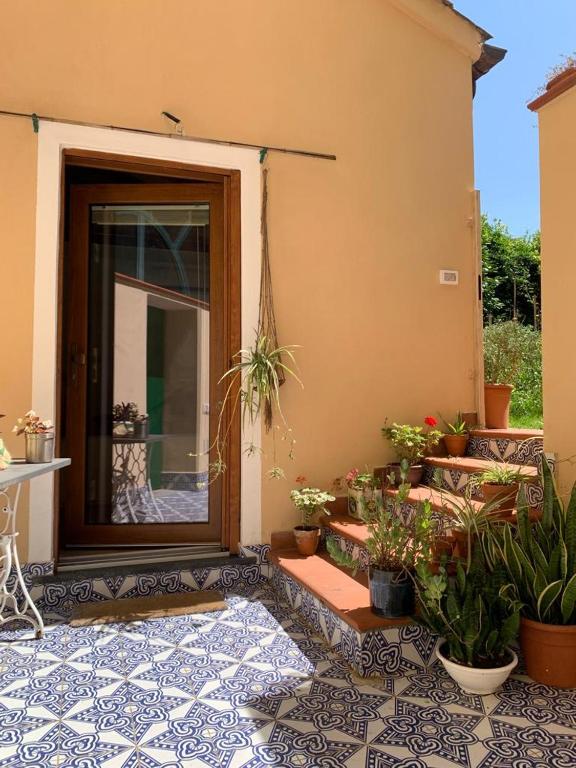un ingresso a una casa con piante in vaso di La stanza in giardino a Cava deʼ Tirreni