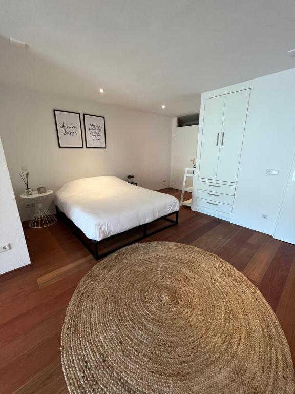 een slaapkamer met een bed en een groot tapijt bij Studio J. in Egmond aan Zee